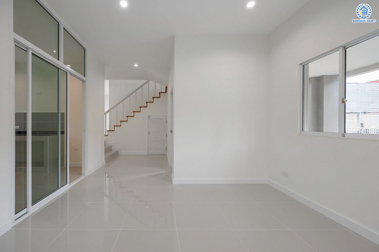 บ้านมือสองตกแต่งใหม่ โครงการ ปริญญดา ปิ่นเกล้า-พุทธมณฑลสาย 2 หลังมุม เนื้อที่ 104.5 ตร.ว.พื้นที่ใช้สอย 197.8 ตร.ม. ฟังก์ชัน 3 ห้องนอน 5 ห้องน้ำ 1 ห้องแม่บ้าน จอดรถได้ 2 คัน บนทำเลเดินทางสะดวก เชื่อมต่อ ถ.พุทธมณฑลสาย 2 ใกล้ทางคู่ขนานลอยฟ้าบรมราชชนนี, เซ็นทรัลปิ่นเกล้า และ ม.มหิดล